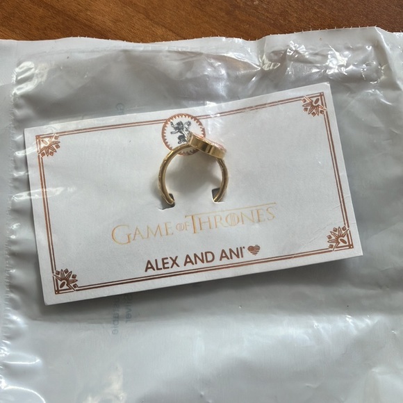 GOT Lannister signet ring NWT - Picture 2 of 3